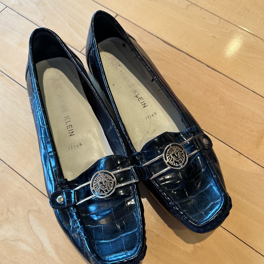 Anne Klein Women's Black Croc-Embossed Loafers